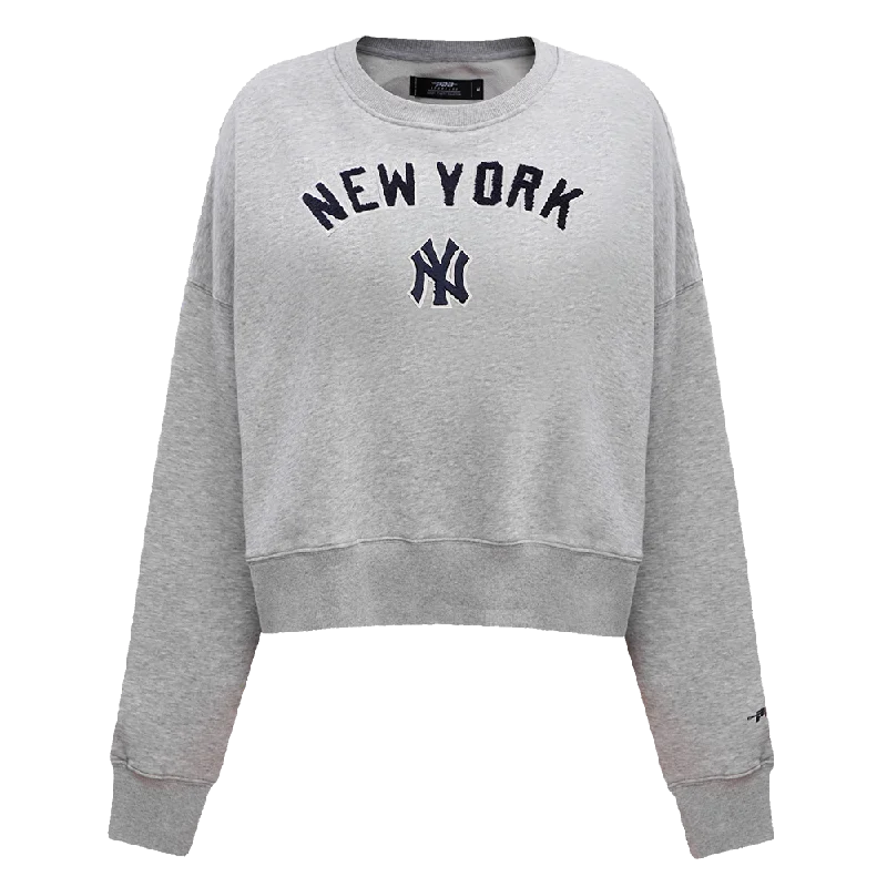Stock Up and Save SUDADERA DE CUELLO REDONDO MLB NEW YORK YANKEES CLASSIC ESSENTIALS PARA MUJER